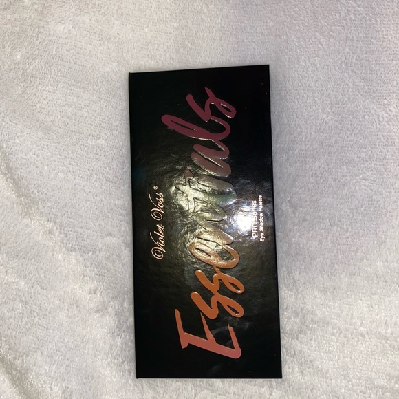 Violet Voss Essentials palette - Picture 1 of 3